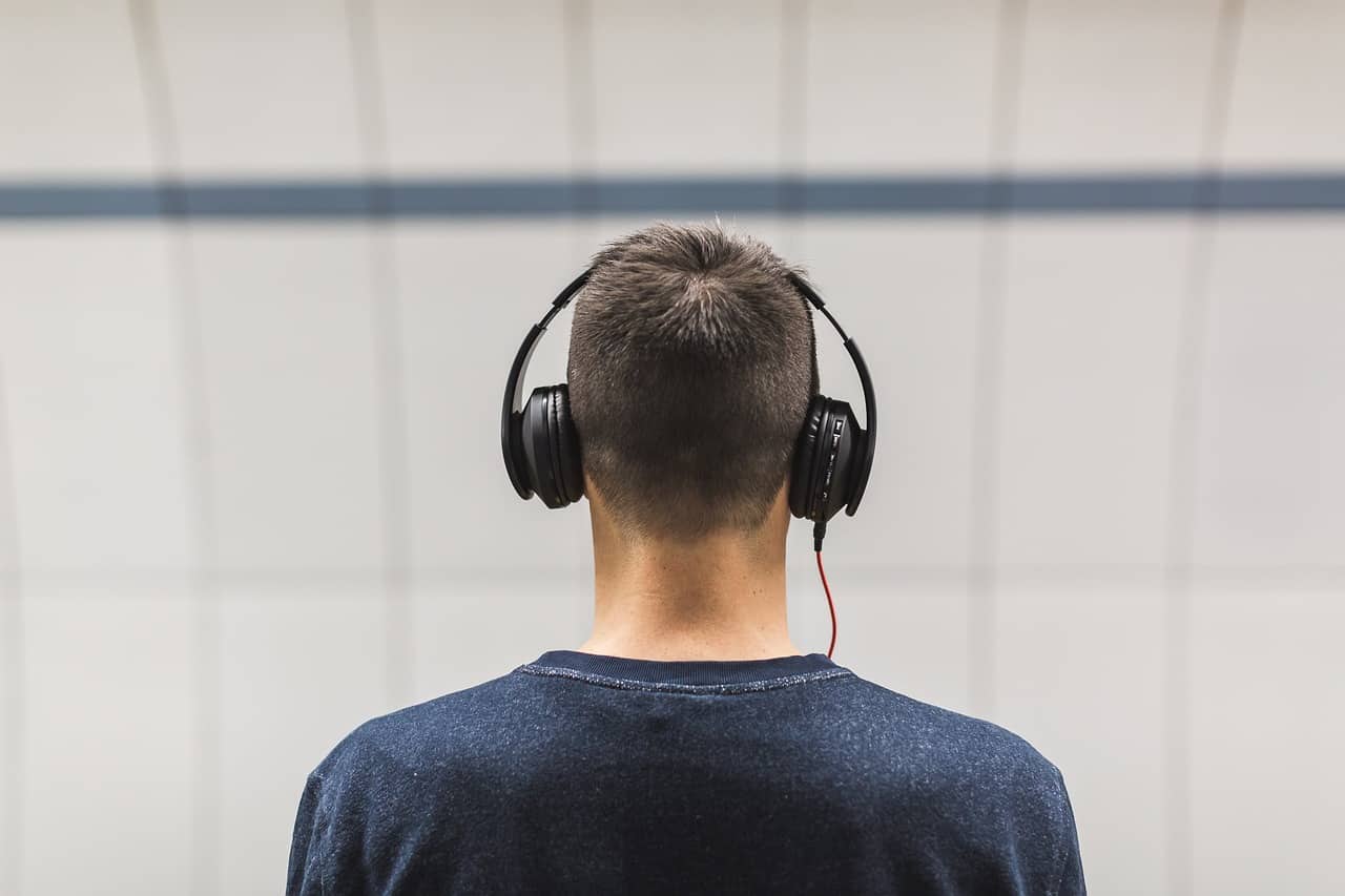 Hörbuchvorstellungen: Mann mit Kopfhörer.