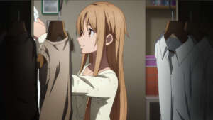 Asuna durchsucht ihren Kleiderschrank um sich für die Schule fertig zu machen.