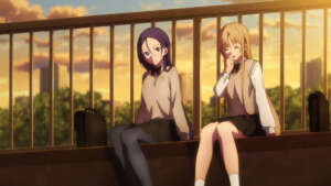 Asuna und Misumi sitzen auf dem Dach der Schule. Beide scheinen viel Spaß zu haben, während im Hintergrund gerade die Sonne untergeht.