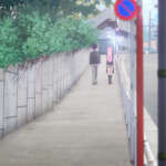Szene aus Shikimori's not just a Cutie, wie sie uns Izuma auf einem Bürgersteig entlang laufen